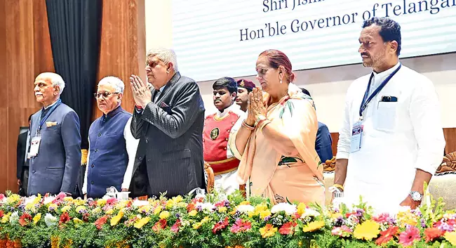 Andhra: जगदीप धनखड़ और उनकी पत्नी ने आईआईटी हैदराबाद का दौरा किया Andhra: जगदीप धनखड़ और उनकी पत्नी ने आईआईटी हैदराबाद का दौरा किया