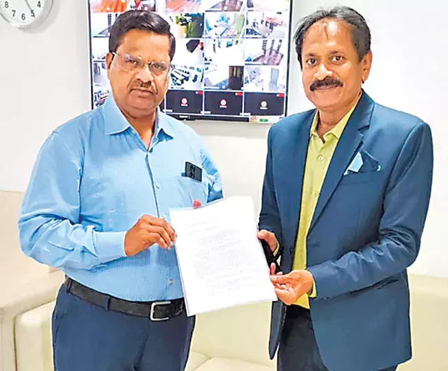 विश्वविद्यालय एपी OSD वेलागा जोशी ने बालकिष्टा रेड्डी से मुलाकात की विश्वविद्यालय एपी OSD वेलागा जोशी ने बालकिष्टा रेड्डी से मुलाकात की