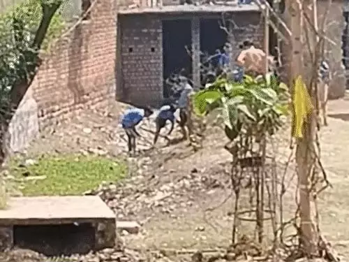 स्कूल में बच्चों ने की नाली की सफाई, टीचर पर होगी कार्रवाई स्कूल में बच्चों ने की नाली की सफाई, टीचर पर होगी कार्रवाई