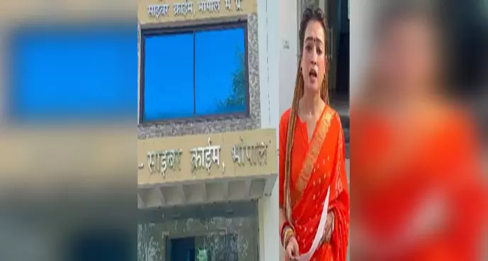 महाकुंभ से चर्चा में आई हर्षा रिछारिया की सोशल मीडिया पर 55 फेक आईडी, पुलिस से की शिकायत महाकुंभ से चर्चा में आई हर्षा रिछारिया की सोशल मीडिया पर 55 फेक आईडी, पुलिस से की शिकायत