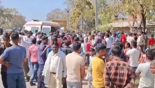 4 लोगों की मौत 7 गंभीर, डंपर और ऑटो की भिड़ंत के बाद चीख-पुकार मच गई 4 लोगों की मौत 7 गंभीर, डंपर और ऑटो की भिड़ंत के बाद चीख-पुकार मच गई