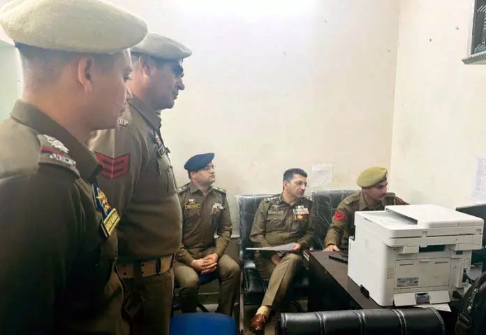 SSP जम्मू ने पीएस दोमाना में CCTNS, डिजिटल पुलिसिंग कार्यान्वयन की समीक्षा की SSP जम्मू ने पीएस दोमाना में CCTNS, डिजिटल पुलिसिंग कार्यान्वयन की समीक्षा की
