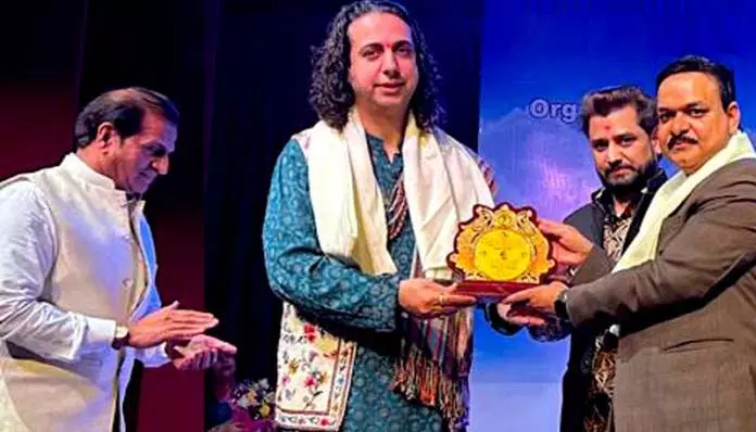 Abhay Rustam सोपोरी को स्वर श्री सम्मान 2025 से सम्मानित किया गया Abhay Rustam सोपोरी को स्वर श्री सम्मान 2025 से सम्मानित किया गया
