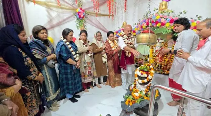 Jammu: युद्धवीर-प्रिया भगवत गीता सप्ताह में शामिल हुए Jammu: युद्धवीर-प्रिया भगवत गीता सप्ताह में शामिल हुए