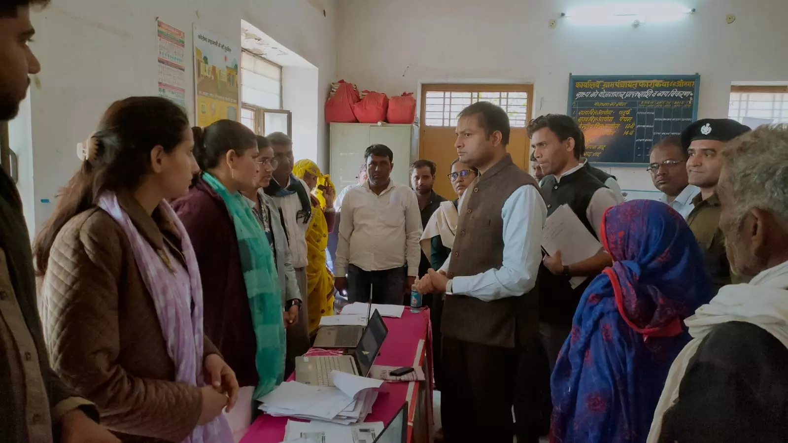 Khairthal-Tijara: अतिरिक्त जिला कलेक्टर ने अधिकारियों की साप्ताहिक समीक्षा बैठक ली Khairthal-Tijara: अतिरिक्त जिला कलेक्टर ने अधिकारियों की साप्ताहिक समीक्षा बैठक ली