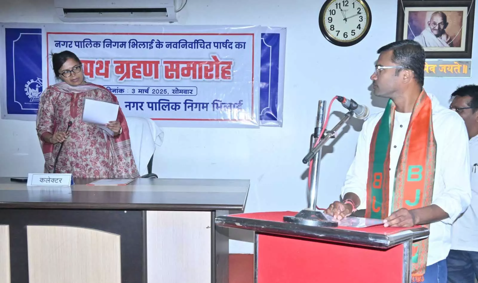 जिला कलेक्टर द्वारा उपचुनाव में नवनिर्वाचित पार्षद को दिलाई शपथ जिला कलेक्टर द्वारा उपचुनाव में नवनिर्वाचित पार्षद को दिलाई शपथ