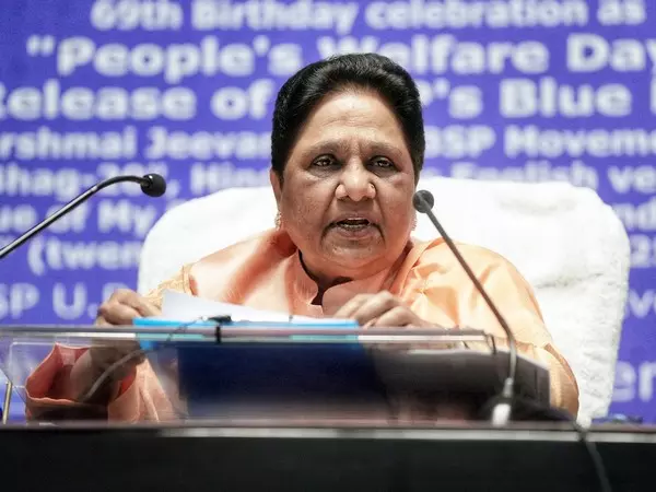 मायावती ने भतीजे आकाश आनंद को BSP से निकाला मायावती ने भतीजे आकाश आनंद को BSP से निकाला