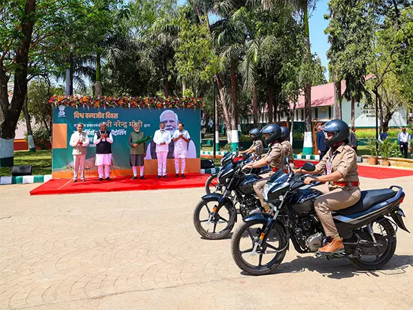 PM Modi ने अग्रिम पंक्ति के वनकर्मियों की गतिशीलता बढ़ाने के लिए मोटरसाइकिलों को हरी झंडी दिखाई PM Modi ने अग्रिम पंक्ति के वनकर्मियों की गतिशीलता बढ़ाने के लिए मोटरसाइकिलों को हरी झंडी दिखाई