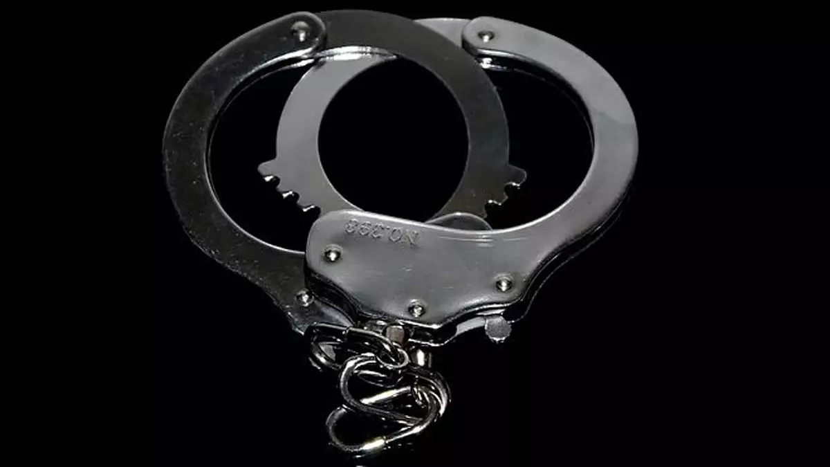 CRIME: नाबालिग गर्भवती लड़की को गर्भपात की गोलियाँ देने के आरोप में डॉक्टर गिरफ्तार CRIME: नाबालिग गर्भवती लड़की को गर्भपात की गोलियाँ देने के आरोप में डॉक्टर गिरफ्तार