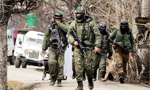 Jammu-Kashmir:अचानक मचा हड़कंप, मौके पर पहुंची सुरक्षाबलों की टीम Jammu-Kashmir:अचानक मचा हड़कंप, मौके पर पहुंची सुरक्षाबलों की टीम