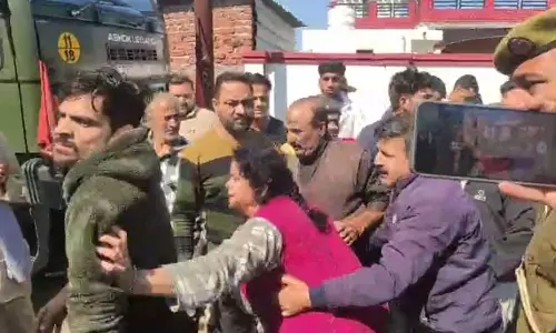 Jammu-Kashmir: स्कूटी सवार बाप-बेटे की सेना के वाहन से टक्कर