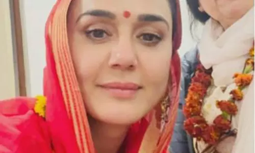 एक्ट्रेस प्रीति जिंटा ने अपनी मां के साथ प्रयागराज से वाराणसी तक की धार्मिक यात्रा
