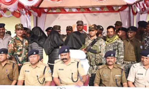 झारखंड पुलिस ने 18 लाख के इनामी नक्सली सहित चार को किया गिरफ्तार, हथियारों का जखीरा जब्त झारखंड पुलिस ने 18 लाख के इनामी नक्सली सहित चार को किया गिरफ्तार, हथियारों का जखीरा जब्त