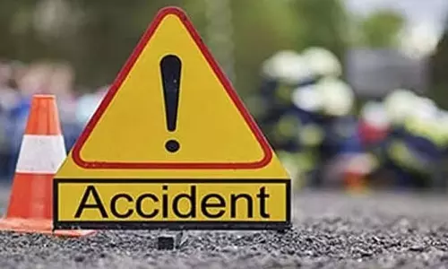 Kolar: बाइक और इनोवा कार में टक्कर, एक बच्चे समेत चार की मौके पर मौत Kolar: बाइक और इनोवा कार में टक्कर, एक बच्चे समेत चार की मौके पर मौत