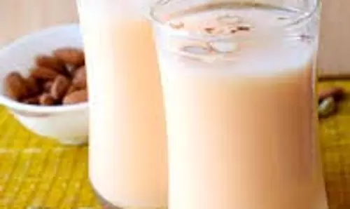 Holi: ठंडाई के बिना अधूरा है होली का त्यौहार, स्वादिष्ट हेल्दी बादाम दूध स्पेशल रेसिपी