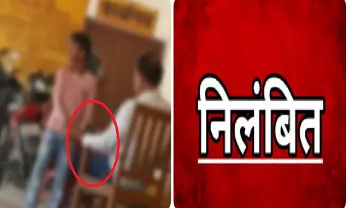 Jaunpur: बच्चे से हाथ-पैर दबवाने वाला शिक्षक निलंबित Jaunpur: बच्चे से हाथ-पैर दबवाने वाला शिक्षक निलंबित