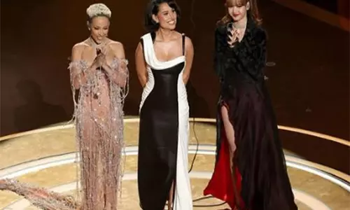 Halle Berry ने 2025 के ऑस्कर में जेम्स बॉन्ड को श्रद्धांजलि दी Halle Berry ने 2025 के ऑस्कर में जेम्स बॉन्ड को श्रद्धांजलि दी