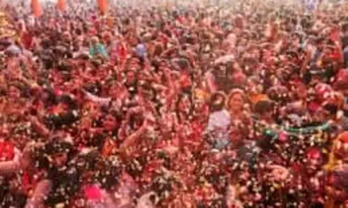 Braj Ki Holi 2025: मथुरा-वृंदावन समेत पूरे ब्रज में होली की धूम, जानें कब खेली जाएगी लाठी मार और फूलों की होली
