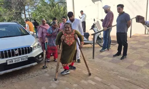 सिरसा में छिटपुट हिंसा, ईवीएम में गड़बड़ी की खबरें