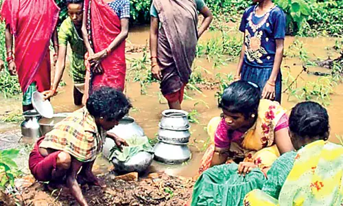 Odisha: कई गांवों के लोग बुनियादी सुविधाओं की कमी के कारण कठिनाइयों का सामना कर रहे Odisha: कई गांवों के लोग बुनियादी सुविधाओं की कमी के कारण कठिनाइयों का सामना कर रहे