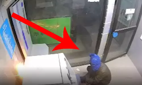 30 लाख की लूट का LIVE वीडियो, बदमाशों ने ऐसे ATM को काटा, घटना सुनकर हर कोई हैरान