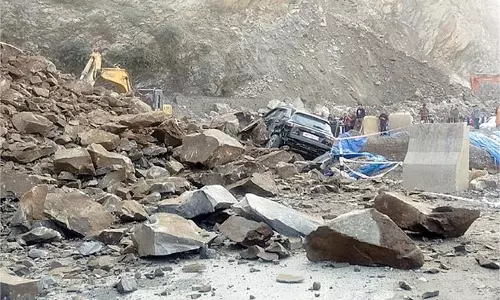 Himachal Pradesh: पहाड़ी से गिर रहे पत्थरों की चपेट में आईं 2 कारें Himachal Pradesh: पहाड़ी से गिर रहे पत्थरों की चपेट में आईं 2 कारें