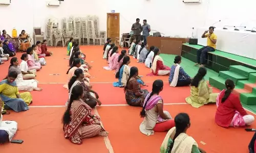 Andhra: महिला पुलिसकर्मियों ने योग और ध्यान में लिया हिस्सा