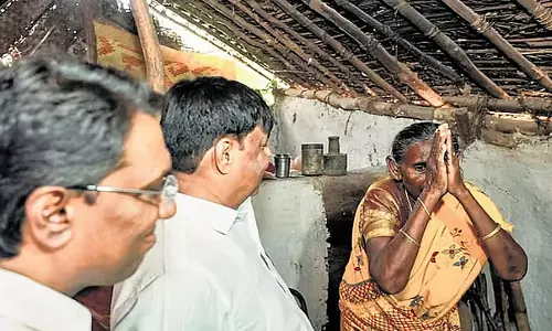 Karnataka: आजादी के 78 साल बाद सोलीगाड़ा के पलार गांव में बिजली कनेक्शन Karnataka: आजादी के 78 साल बाद सोलीगाड़ा के पलार गांव में बिजली कनेक्शन