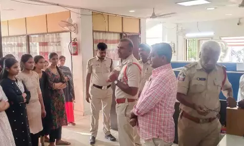 Andhra: महिलाओं से साइबर अपराधियों के खतरों के प्रति सतर्क रहने का आग्रह Andhra: महिलाओं से साइबर अपराधियों के खतरों के प्रति सतर्क रहने का आग्रह