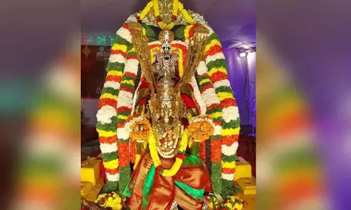 Andhra: भगवान गरुड़ वाहनम के ऊपर से भक्तों को आशीर्वाद देते