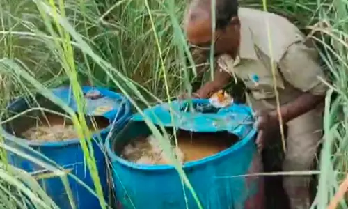Ballia: पुलिस ने कच्ची शराब बनाने के अड्डे पर छापा मारा, छह गिरफ्तार