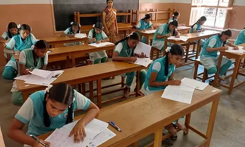 +2 सार्वजनिक परीक्षा: दृष्टिबाधित व्यक्ति पहली बार कंप्यूटर पर परीक्षा दे रहा +2 सार्वजनिक परीक्षा: दृष्टिबाधित व्यक्ति पहली बार कंप्यूटर पर परीक्षा दे रहा
