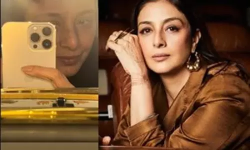 Bollywood स्टार तब्बू अपनी सेल्फी गेम में माहिर हैं