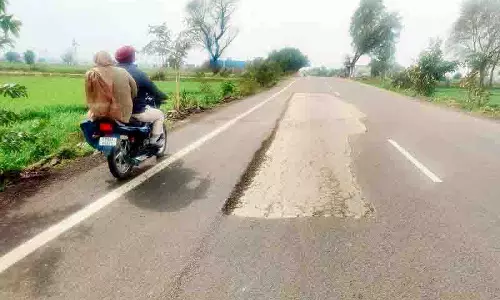 Amritsar-Fatehgarh चूड़ियां रोड पर खराब होने के शुरुआती संकेत दिख रहे Amritsar-Fatehgarh चूड़ियां रोड पर खराब होने के शुरुआती संकेत दिख रहे
