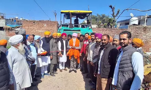 विधायक डॉ. निज्जर ने अमृतसर के वार्ड नंबर 37 में नई सड़क निर्माण कार्य का उद्घाटन किया विधायक डॉ. निज्जर ने अमृतसर के वार्ड नंबर 37 में नई सड़क निर्माण कार्य का उद्घाटन किया