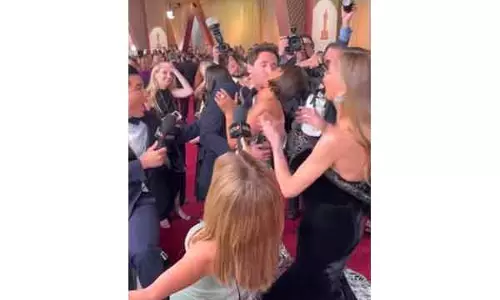 हैली बेरी-एड्रियन ब्रॉडी ने Oscars 2025 के रेड कार्पेट पर अपने भावुक किस पल को फिर से बनाया