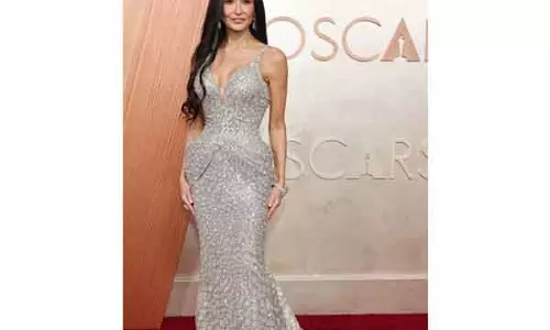 Oscars 2025: डेमी मूर ने प्लंजिंग नेकलाइन गाउन में रेड कार्पेट पर धमाल मचाया
