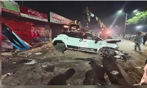 जगतपुर में सड़क किनारे दुकान में घुसी कार, 3 की हालत गंभीर