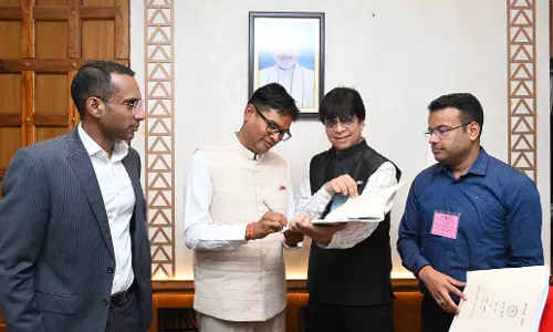 वित्त मंत्री ओपी चौधरी ने किए बजट 2025 पर हस्ताक्षर वित्त मंत्री ओपी चौधरी ने किए बजट 2025 पर हस्ताक्षर