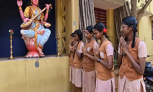 Trichy में कक्षा 12 की बोर्ड परीक्षाएँ शुरू, छात्रों ने परीक्षा से पहले प्रार्थना की