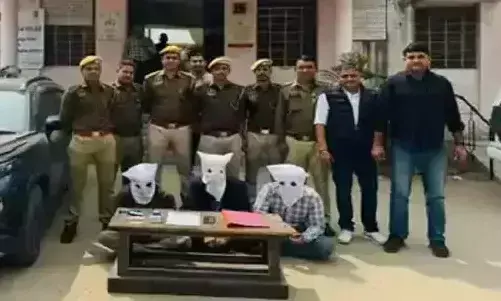 Jaipur: पुलिस ने साइबर पुलिसकर्मी बनकर लोगों को ठगने वाली गैंग का पर्दाफाश किया Jaipur: पुलिस ने साइबर पुलिसकर्मी बनकर लोगों को ठगने वाली गैंग का पर्दाफाश किया