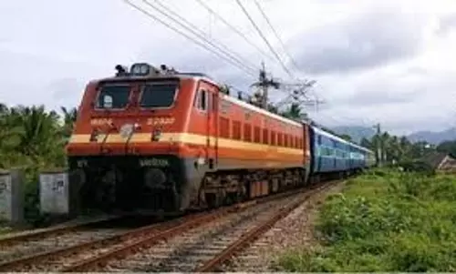 Kerala : अलपुझा में ट्रेन की चपेट में आने से 2 लोगों की मौत Kerala : अलपुझा में ट्रेन की चपेट में आने से 2 लोगों की मौत