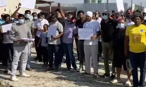 Telangana: तेलपुर के निवासियों ने अधूरी सड़क के विरोध में गड्ढे भरे Telangana: तेलपुर के निवासियों ने अधूरी सड़क के विरोध में गड्ढे भरे