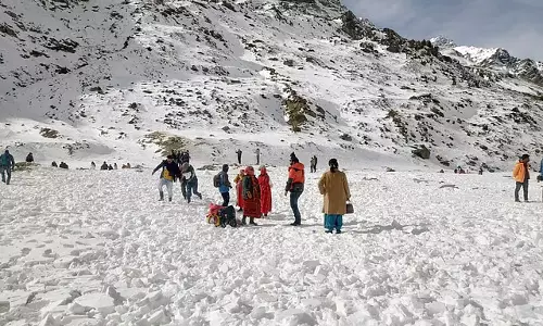 जम्मू-कश्मीर में खुशनुमा मौसम: पर्यटकों में खुशी जम्मू-कश्मीर में खुशनुमा मौसम: पर्यटकों में खुशी