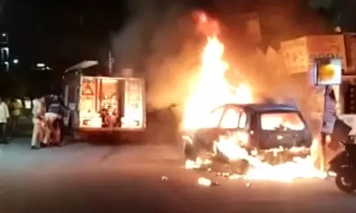 Jaipur : देर रात चलती कार में लगी आग, झुलसा चालक Jaipur : देर रात चलती कार में लगी आग, झुलसा चालक