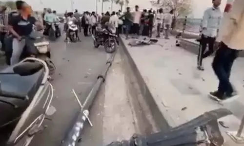 Hyderabad: एनटीआर घाट पर कार ने मचाई तबाही Hyderabad: एनटीआर घाट पर कार ने मचाई तबाही