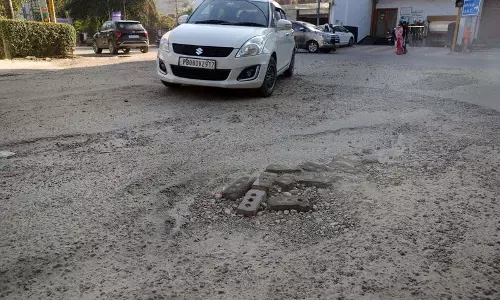 Jalandhar: डिफेंस कॉलोनी के लोग गड्ढों वाली सड़क को लेकर भड़के Jalandhar: डिफेंस कॉलोनी के लोग गड्ढों वाली सड़क को लेकर भड़के