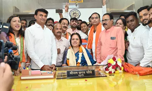 रायपुर निगम में शंख ध्वनि की गूंज, महापौर मीनल चौबे ने पदभार संभाला रायपुर निगम में शंख ध्वनि की गूंज, महापौर मीनल चौबे ने पदभार संभाला