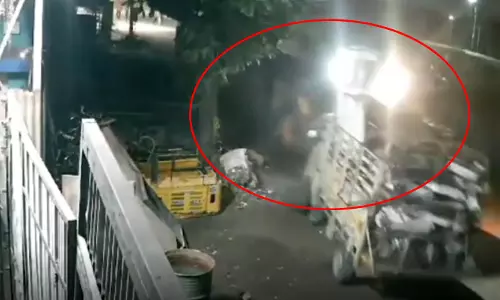 नाबालिग ने किया JCB का गलत इस्तेमाल, सड़क पर कई वाहनों को पहुंचाया नुकसान, मचा हड़कंप
