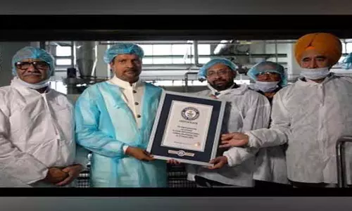 दुनिया का सबसे बड़े पनीर स्लैब, आनंदा डेयरी ने बनाया गिनीज वर्ल्ड रिकॉर्ड